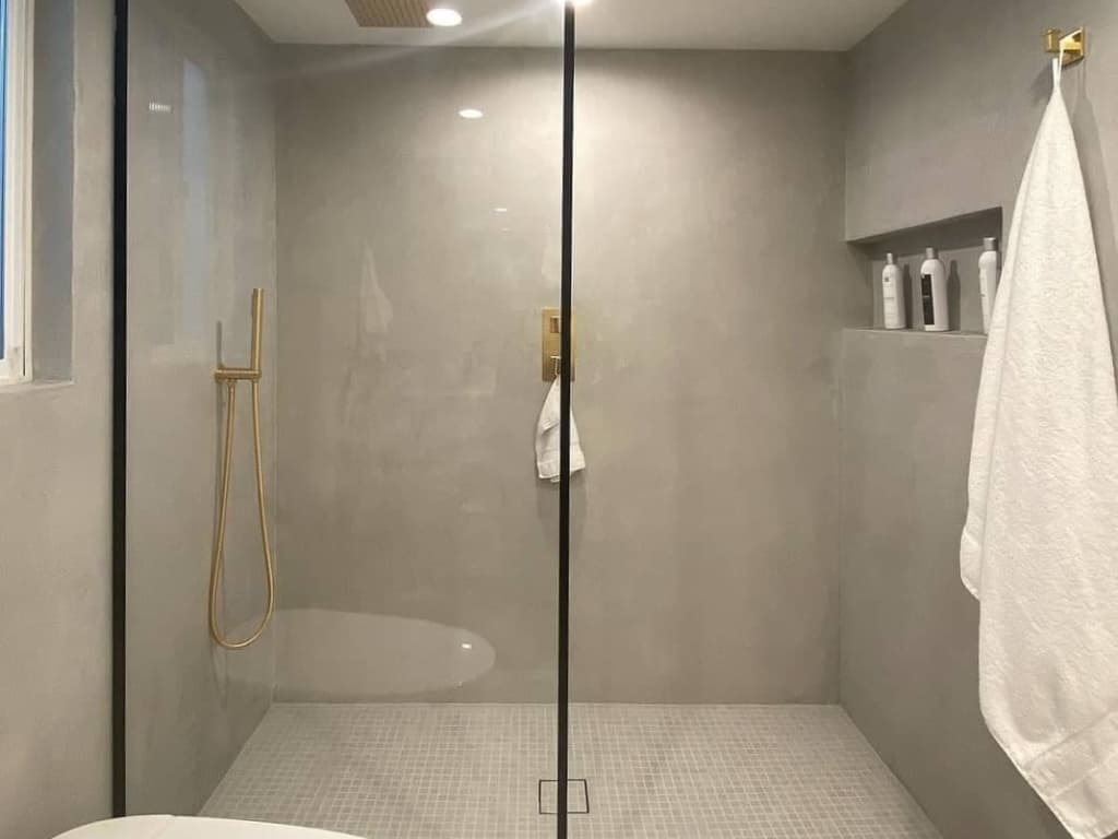 How to Apply Plaster to Shower Walls 
