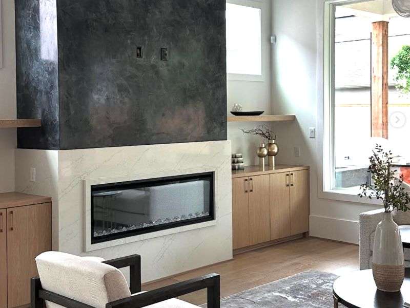 High-gloss Venetian plaster fireplace wall in Lamundo